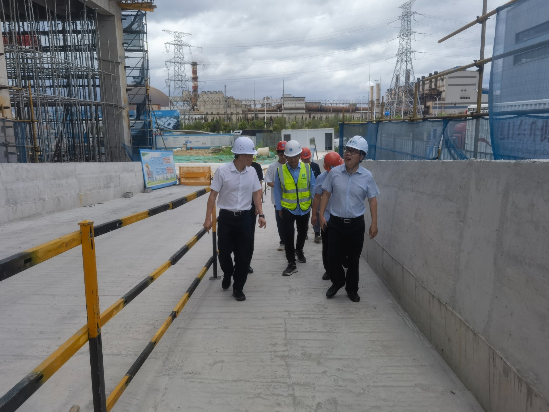 市交投集團領(lǐng)導(dǎo)深入市交投物流集團重點項目現(xiàn)場檢查指導(dǎo)防汛防臺風(fēng)工作，曾騫拍攝1.jpg
